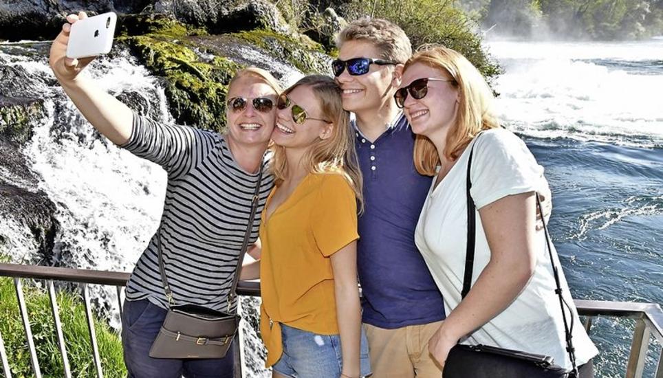 Mit ihrem Gast Sabrina Deggelmann (rechts) aus München posieren die Gailinger (v.l.) Christina Paas, Julia Scholz und Michael Scholz auf einer Kanzel vor dem Rheinfall für ein Erinnerungsfoto.