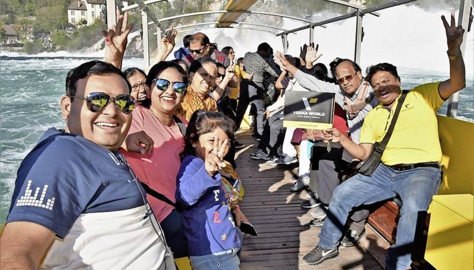 Die spritzige Rundfahrt mit dem Boot löste bei dieser indischen Reisegruppe Entzücken aus – bei der viertägigen Tour durch die Schweiz durfte der Rheinfall natürlich nicht fehlen.