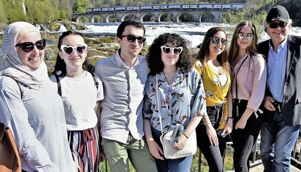 Aus Mulhouse angereist, sind diese zwei Familien noch immer begeistert vom Rheinfall: «Der Wasserfall ist genauso faszinierend wie beim ersten Besuch.» Bilder: Christoph Merki