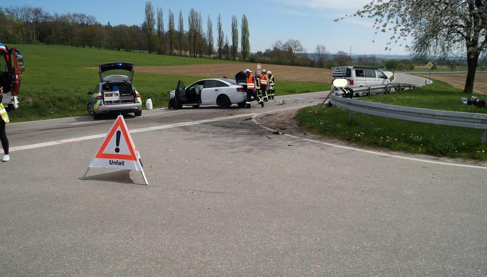 . Im Audi wurden neben dem Fahrer zwei mitfahrende Kinder leicht verletzt.