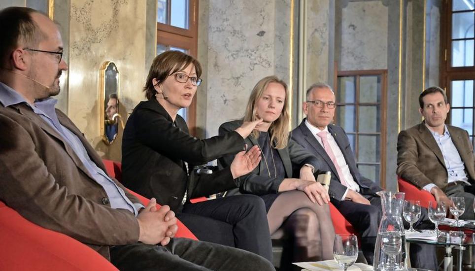 Die AHV-Steuervorlage im Widerstreit der Argumente: Kantonsrat Matthias Frick, Nationalrätin Regula Rytz, Moderatorin Sidonia Küpfer, Ständerat Hannes Germann und Nationalrat Thierry Burkart (v. l. n. r.) im Zunftsaal zun Kaufleuten, Schaffhausen. Bild: Selwyn Hoffmann