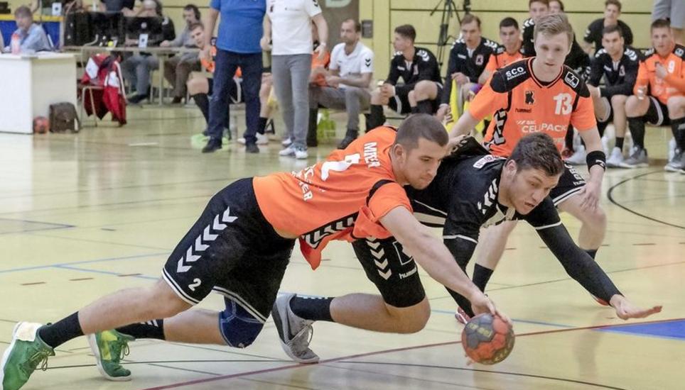 Chance genützt: Schaffhausens Lucas Meister, links, und Basels Kevin Langhein, rechts im Kampf um den Ball. Die Kadetten siegten und stehen jetzt im Playoff-Halbfinal. Bild: Key