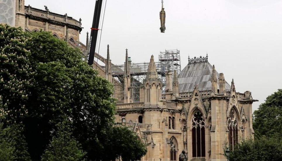 Retten, was zu retten ist: Eine Statue wird von der Notre-Dame abgebaut. Bis 2024 soll die Kirche wieder öffentlich zugänglich sein. Bild: Key