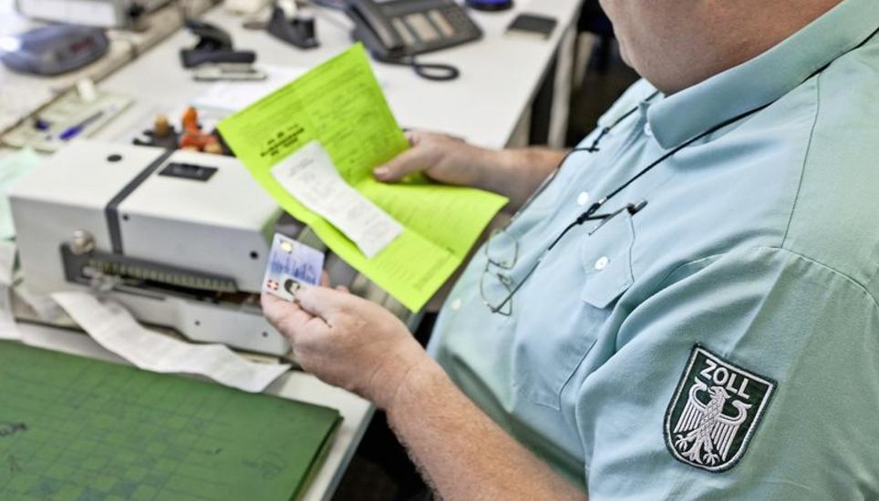 Mit der Bagatellgrenze müssten die deutschen Zollbeamten nicht mehr so viele Ausfuhrscheine stempeln. Bild: Key