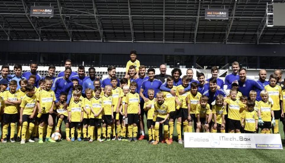 Gruppenfoto: Die Nachwuchskicker des FCS-Fussballcamps freuen sich über den Besuch der Profikicker – und stehen gerne für ein Teamfoto bereit. Bild: zvg