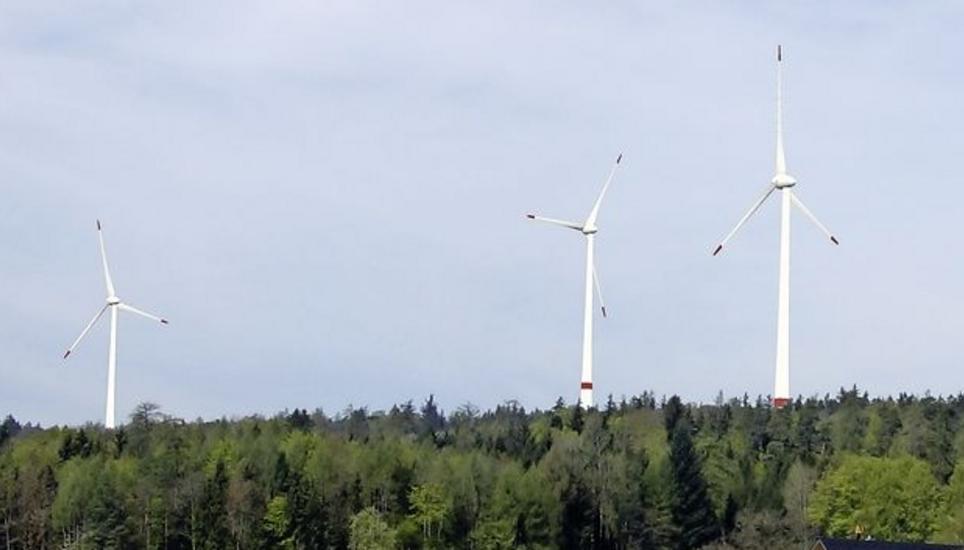 Visualisierung mit drei der vier geplanten Grosswindturbinen auf dem Chroobach. Bild: zvg