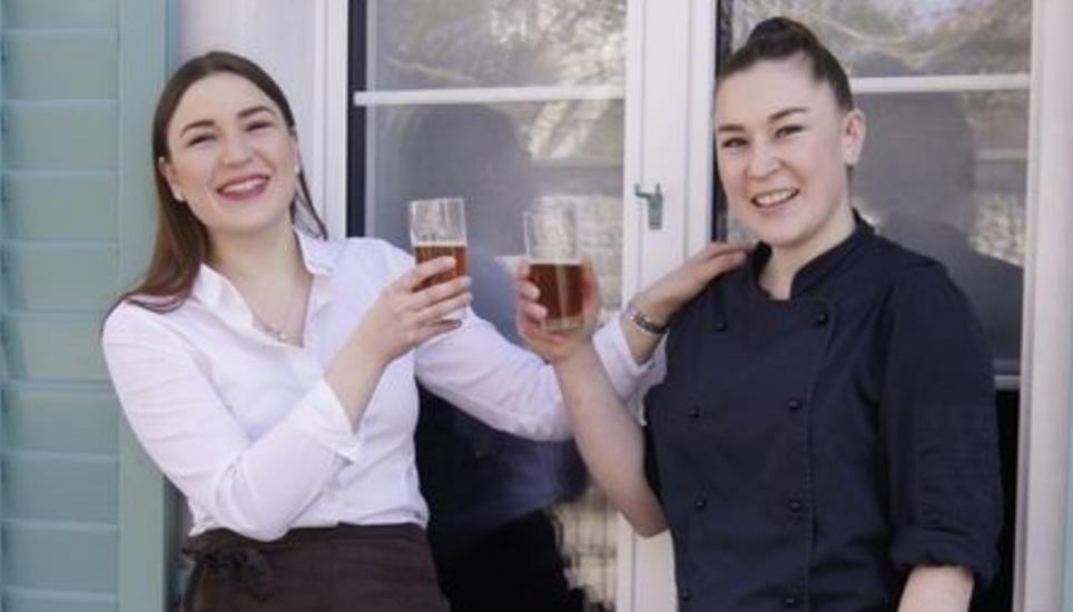 Nicole (links) und Anica Schmid freuen sich auf die Neueröffnung. Bild: zvg