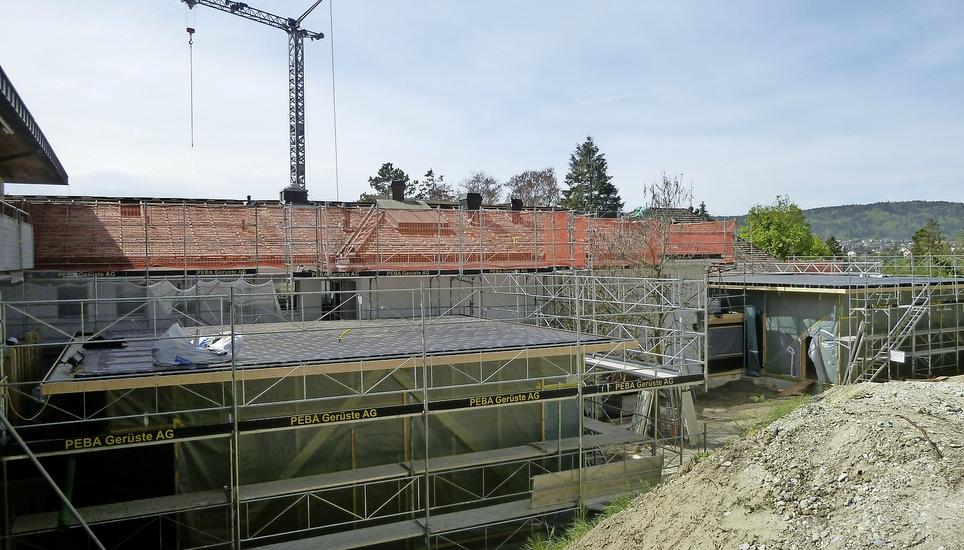 Sitzplatz zwischen neuem Speisesaal (r.) und erweitertem Pavillon (l.) Bild: Ursula Junker