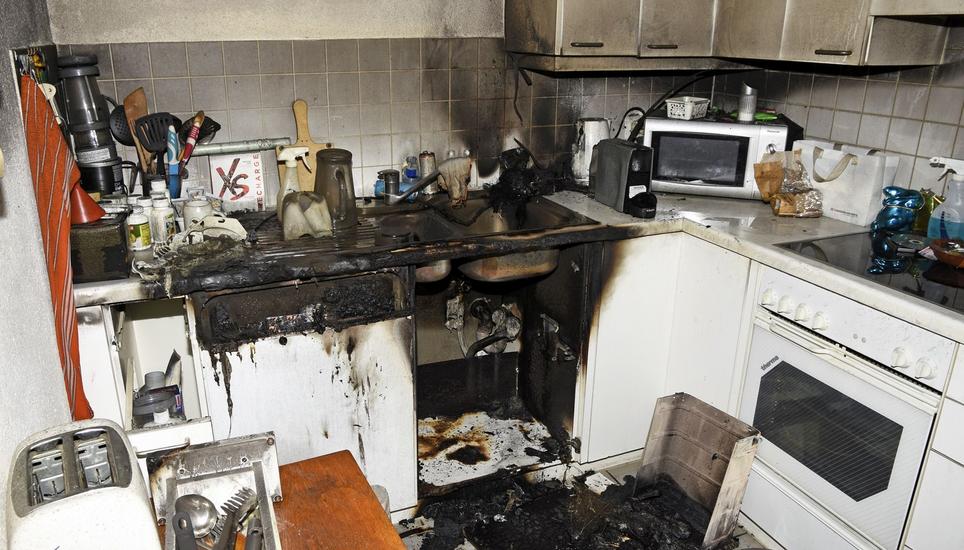 Auch wenn der Brand rasch eingedämmt werden konnte, breitete sich das Feuer in der Küche aus. Bild: SHPol