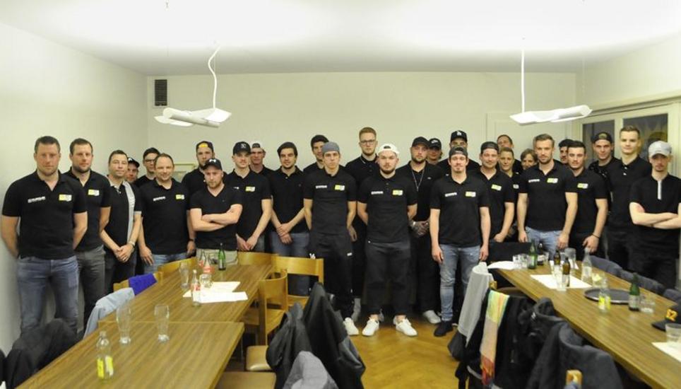 Das Gros der 22 Spieler und der Staff des EHC Schaffhausen bei der Präsentation in einem Altstadt-Restaurant. Bild: Pascal Oesch