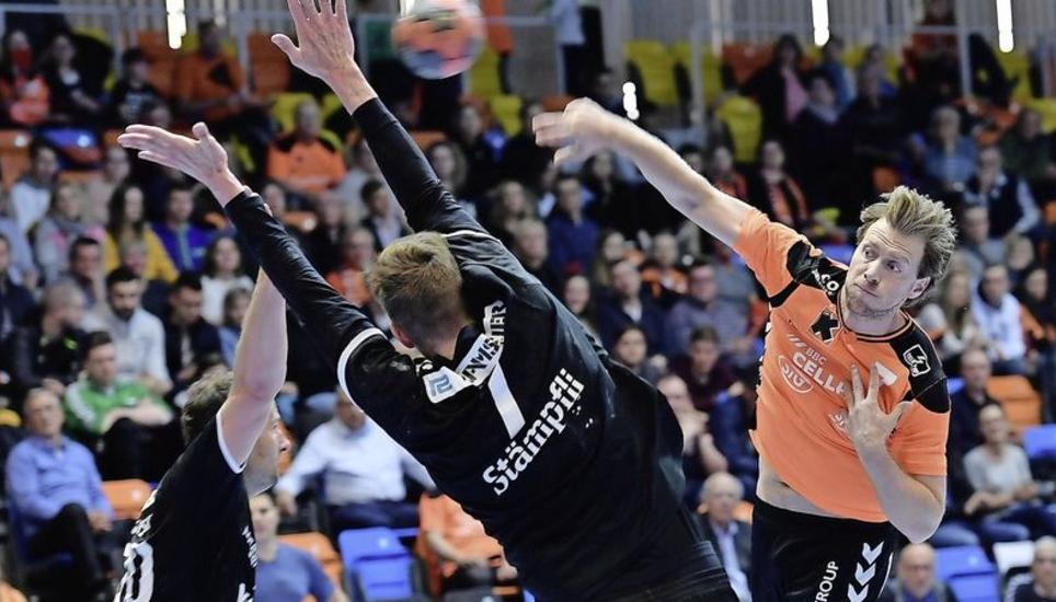 Nicht aufzuhalten: Die Kadetten (mit Ball Gabor Csaszar) liessen sich zum Aufakt des Playoff-Halbfinals vom BSV Bern nicht bremsen und siegten klar mit 33:26. Bild: Michael Kessler