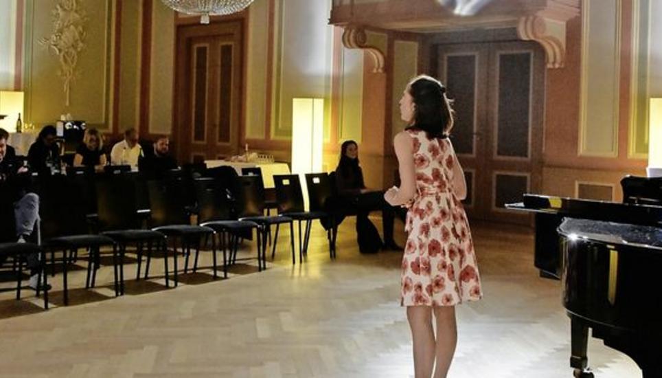 Unter den gestrengen Blicken der Jury: Die Sopranistin Lena Tschinderle aus Kärnten im Rüden.