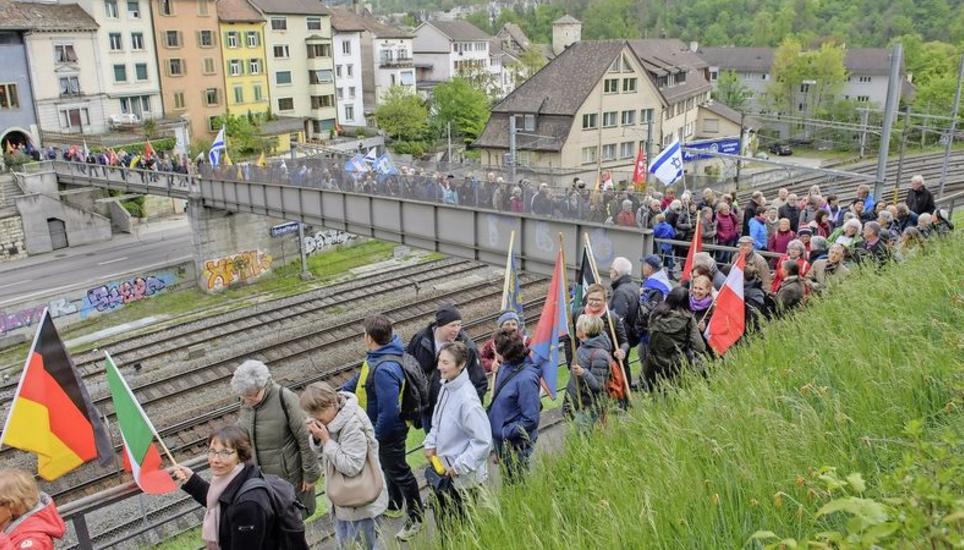 Ein Zeichen gesetzt: Die lange Schlange der Teilnehmenden am «Marsch des Lebens» auf dem Haberhausstieg. Bild: Michael Kessler