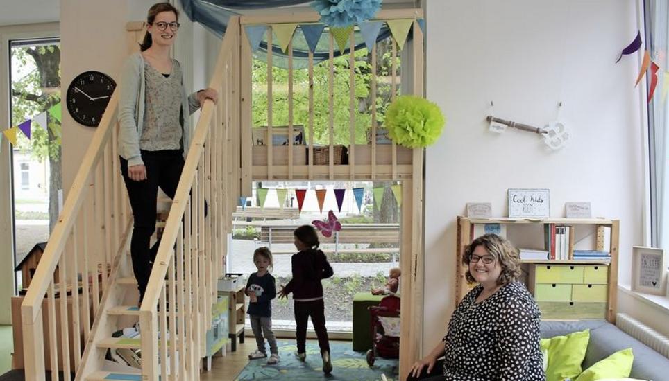 Für Madleina Tanner und Gina Eichenberger (v. l.) ist die Generationenspielgruppe eine Herzensangelegenheit. Bild: Sonja Werni