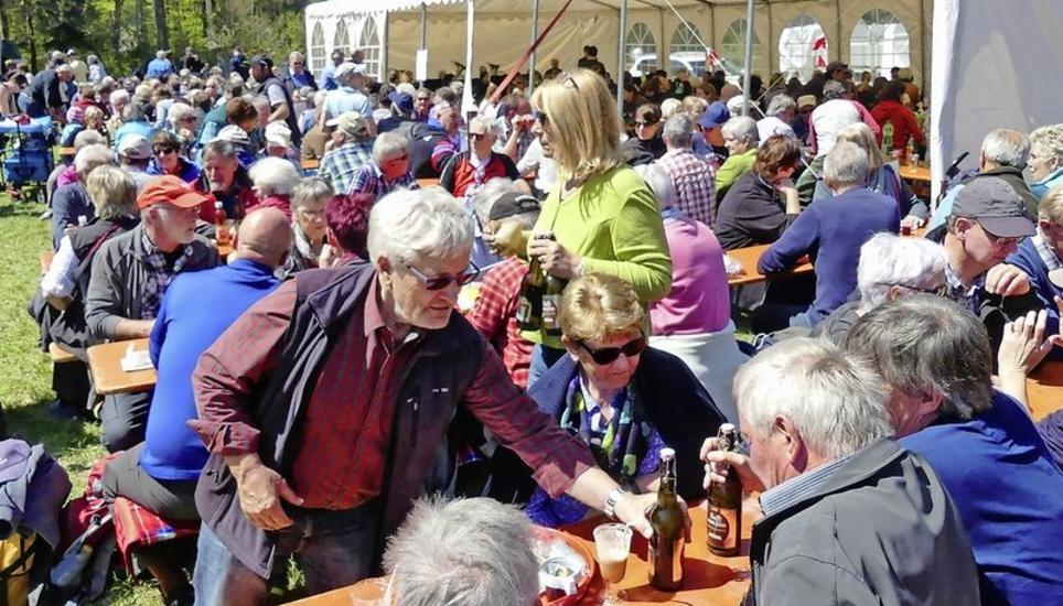 Die warme Frühlingssonne lockte viele Besucher ans Hagenfest. Bild: Theo Kübler