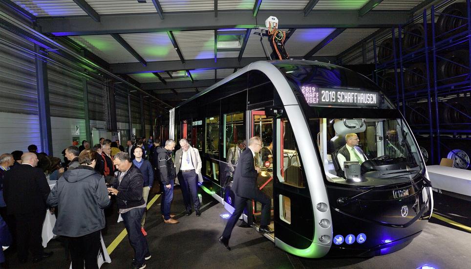 Grosses Interesse: Stimmungsvoll beleuchtet präsentierten die VBSH gestern den E-Bus «ie Tram», der bald in Schaffhausen verkehren soll. Bilder Michael Kessler