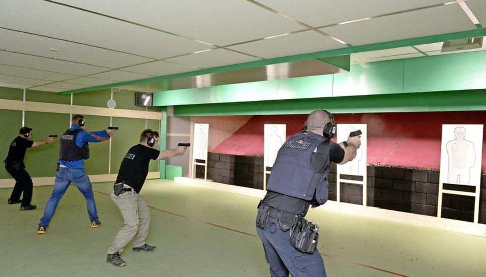«Drei Schuss innert fünf Sekunden»: Polizisten in 25-Meter-Schiessstand für scharfe Munition in der TSA Solenberg.