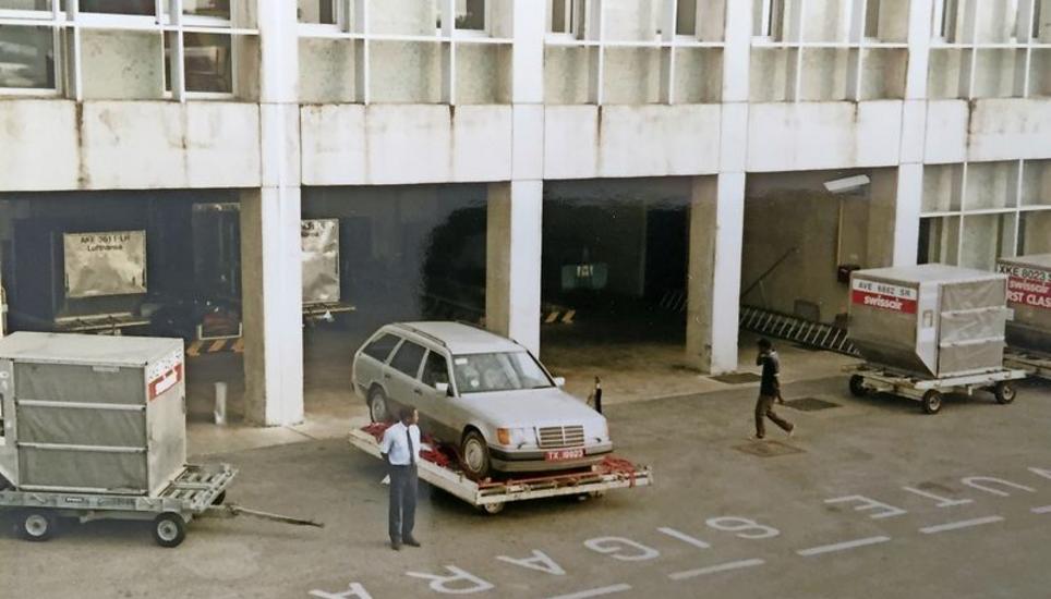 Der Mercedes musste ins Flugzeug.