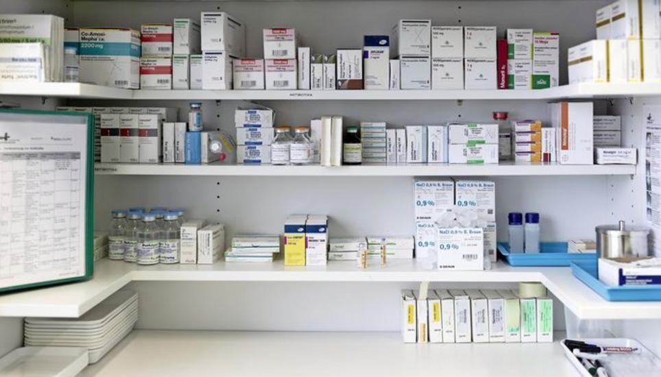 Was darf eine medizinische Behandlung kosten? Blick in einen Medikamentenschrank des Berner Inselspitals. Bild: Key