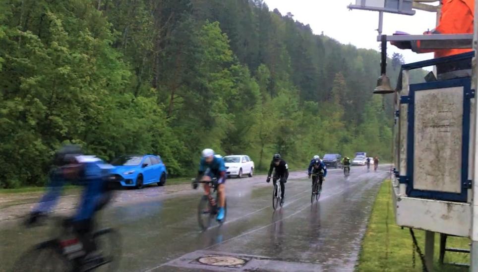 Der Regen konnte zumindest 16 Fahrer nicht abhalten, sich auf den Sattel zu schwingen. Bild: Radio Munot