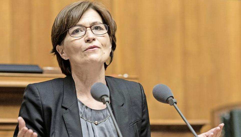 Regula Rytz, Nationalrätin und Präsidentin der Grünen, während der Debatte über die Teilrevision des Versicherungs- vertragsgesetzes. Bild: Key