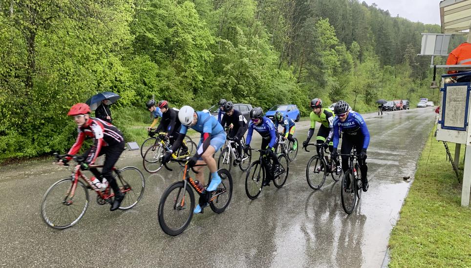 Ungemütlich war es beim Start der Mittwochabend-Rennserie, als die regionalen Radsportler im Herblingertal um Punkte und Plätze kämpften. Bild: zvg