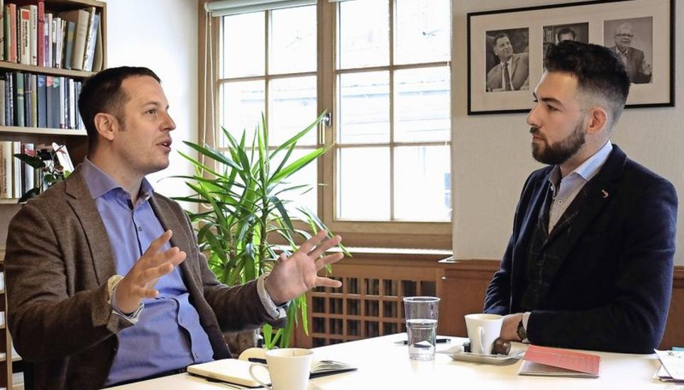 Die Fronten sind klar abgesteckt. Nicolas A. Rimoldi und Jonas Keller debattieren über die AHV-Steuervorlage. Bild: Eric Bührer