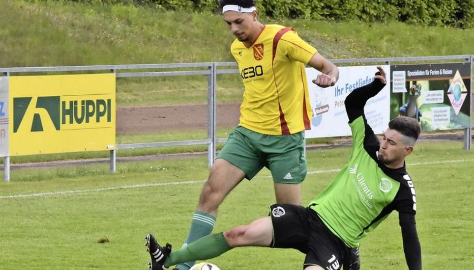 Der VFC Neuhausen (rechts im Bild mit Gökay Coskun) hat dank dem späten Sieg über Diessenhofen 2 weiterhin eine realistische Chance für den Aufstieg in die 3. Liga. Bild: Philipp Hagen