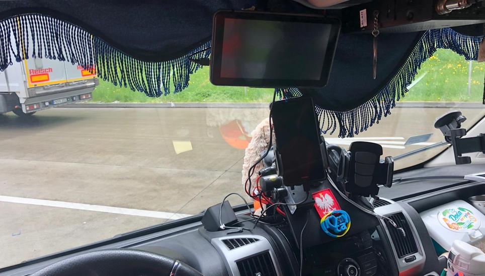 Bei einem Lastwagen wurde die Sicht in der Führerkabine bemängelt. Insgesamt gab es bei 28 kontrollierten Fahrzeugen 36 Verstösse. Bild: shpol