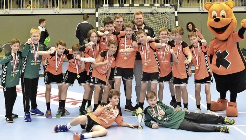 Grosser Moment für die Kadetten U13 mit den Goldmedaillen um den Hals. Bild: Ph. Hagen