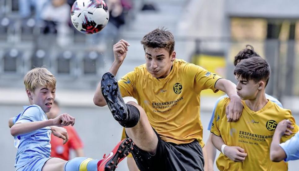 Im privat finanzierten Lipo-Park: Das U-15-Team des FCS spielte am 31. März gegen Rapperswil-Jona. Bild: Roger Albrecht