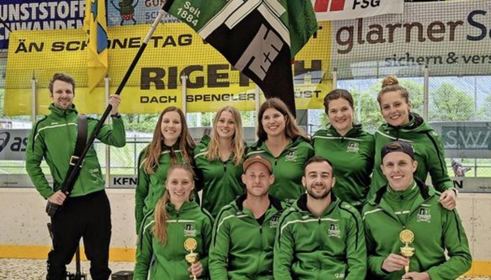 Die Thaynger Sprinterinnen und Sprinter mit zwei Pokalen (vordere Reihe): Ariane Gfeller, Leandro Schwyn, Luca Garbin, Kevin Lenhard; hintere Reihe: Miriam Bosshard, Sina Bosshard, Vera Fendt, Corina Fendt, Carina Waldvogel; Fähnrich Patrick Lenhard. Bild: zvg