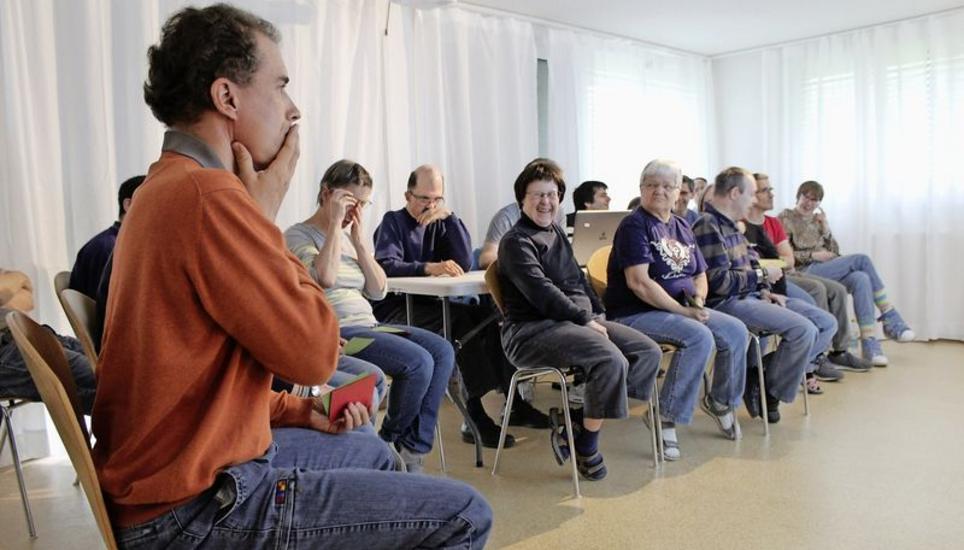 Der Bewohner im Vordergrund überlegt, was für eine Freizeitaktivität er vorschlagen möchte. Bild: Stefan Salzmann