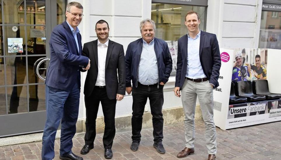 Sie besiegelten die Verlängerung des Vertrags der SN als Hauptsponsor des VC Kanti (von links): Stephan Gasser, CEO der Meier + Cie. AG, Sandro Poles, Vereinspräsident, Heinz Looser, NLA-Manager, und Stefan Wabel, SN-Verlagsleiter. Bild: HCS