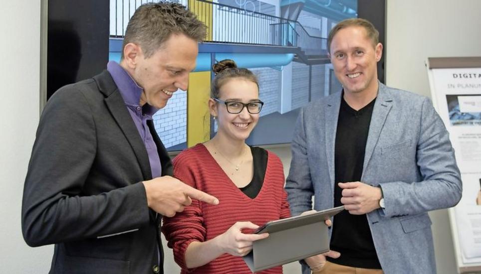 Reasco-Bereichsleiter Andreas Steiner (l.), Lehrtochter Ashley Werner und Andreas Haller, Leiter Bau und Architektur (r.), arbeiten mit der digitalen Entwicklung Building Information Modeling, kurz BIM. Bild: Jeannette Vogel