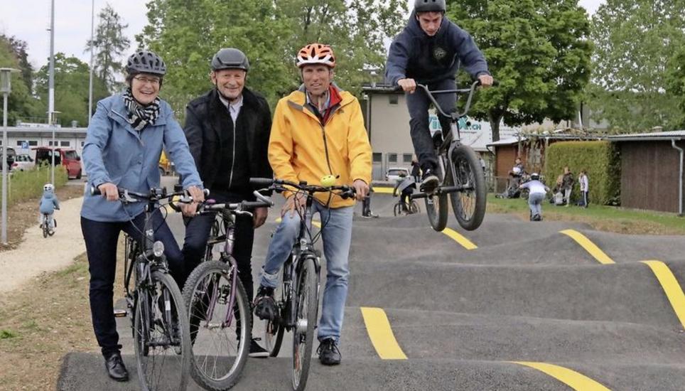 Testen den neuen Pumptrack auf der Breite (v. l.): Katrin Bernath, Hermann Schlatter und Beat Steinacher. Bild: Melina Ehrat