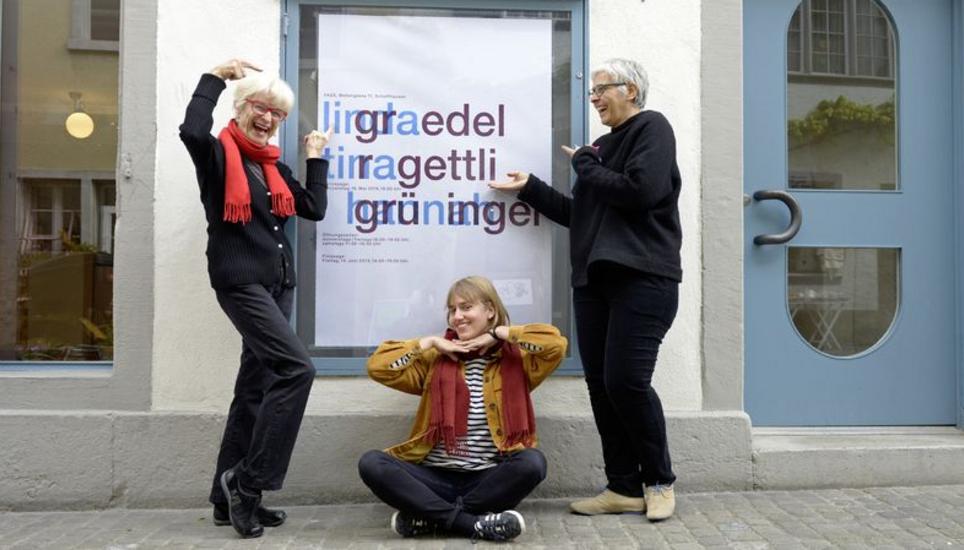 Drei Frauen, drei Generationen: Linda Graedel, Hannah Grüninger und Tina Ragettli (von links) stellen neben dem «Fass» einen Monat lang gemeinsam aus. Bild: Selwyn Hoffmann