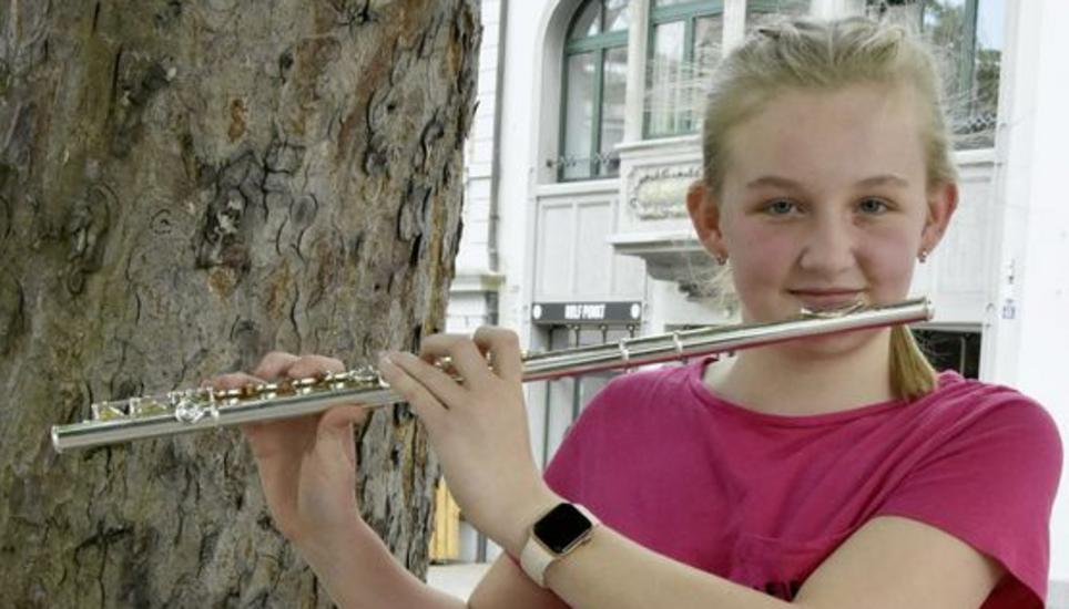 Lindsey Büchi ist in der Knabenmusik und spielt seit Jahren Querflöte. Bild: Tamara Schori