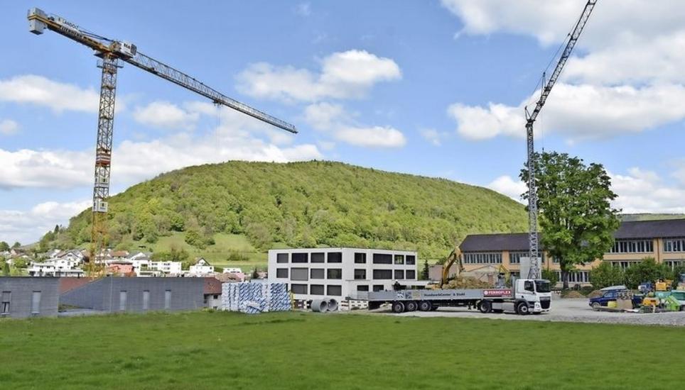 Die Gemeinde Beringen investiert sehr viel in die Bildung, was die Bauarbeiten auf dem Schulareal Zimmerberg belegen. Bild: Thomas Güntert