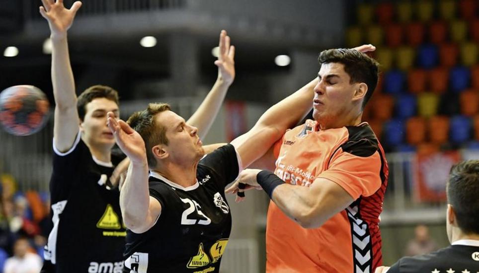 Die kompakte Offensivdeckung von Pfadi Winterthur zu knacken, das wird in der Playoff-Finalserie die nicht ganz einfache Aufgabe für die Kadetten (hier Luka Maros) sein. Bild: Michael Kessler