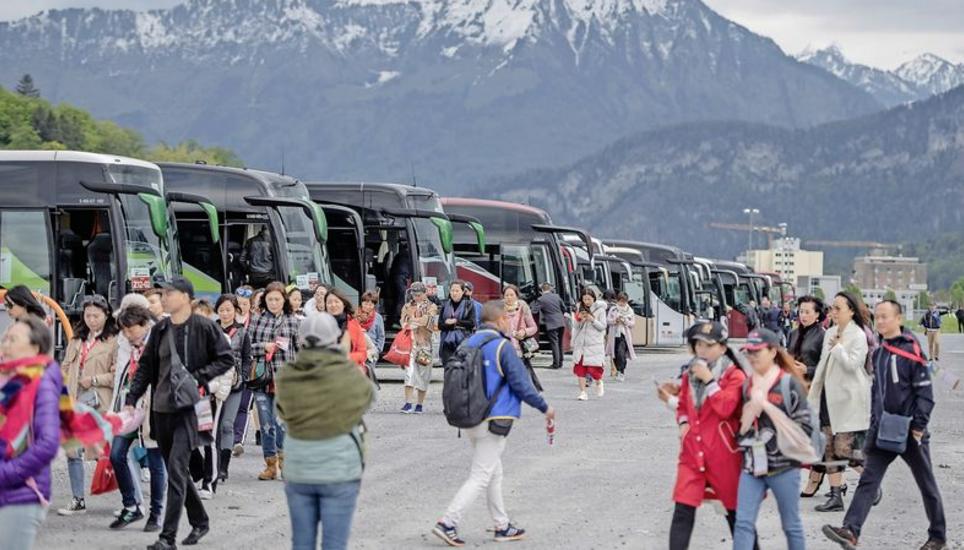 Der Busparkplatz auf der Allmend in Luzern am Montag mit einer 4000-köpfigen chinesischen Reisegruppe. Bild: Key