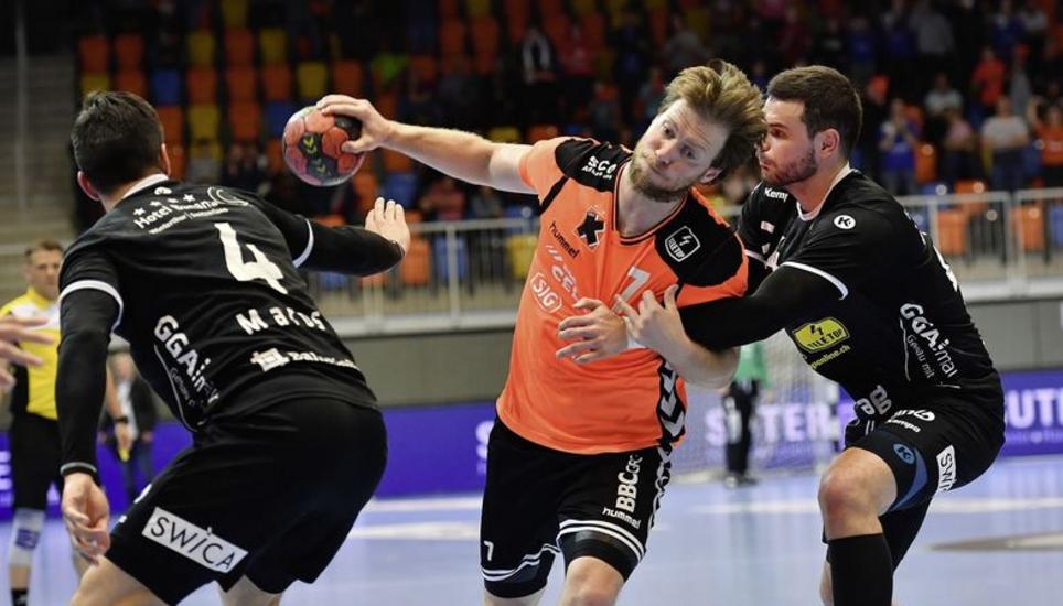 Kadetten-Spielmacher Gabor Czasar (Mitte) war mit 12 Treffern der Topscorer in Runde 1 der Play-off-Finals gegen Pfadi Winterthur. Bild: Michael Kessler