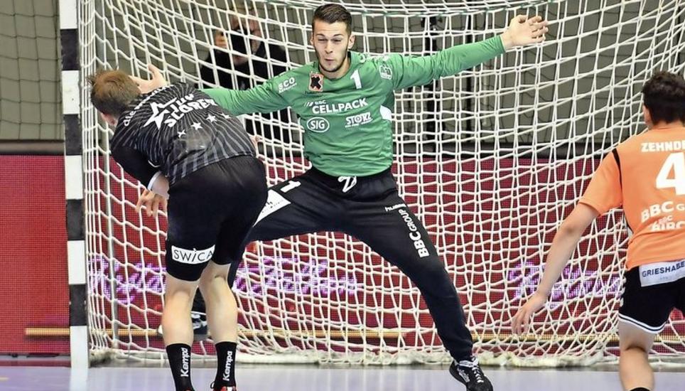 Gegen den Pfadi-Topskorer Marvin Lier hält Kristian Pilipovic beim ersten Finalsieg gleich einen Penalty. Bild: Michael Kessler