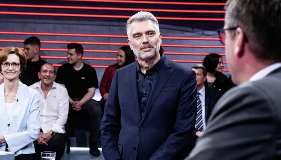 Sandro Brotz, im Bild mit Monika Rühl und Christian Levrat, machte gestern in seiner ersten «Arena» eine gute Figur. Bild: SRF
