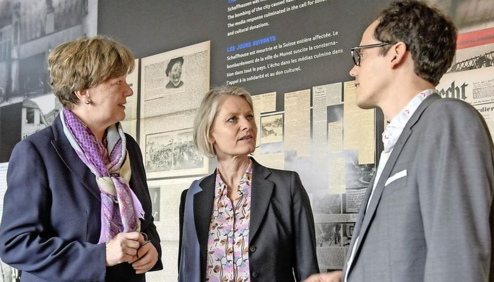 Isabelle Chassot, Direktorin Bundesamt für Kultur, Katharina Epprecht, Direktorin Museum zu Allerheiligen, und Kurator Andreas Rüfenacht gestern an der Vernissage im Museum zu Allerheiligen. Bild: Michael Kessler