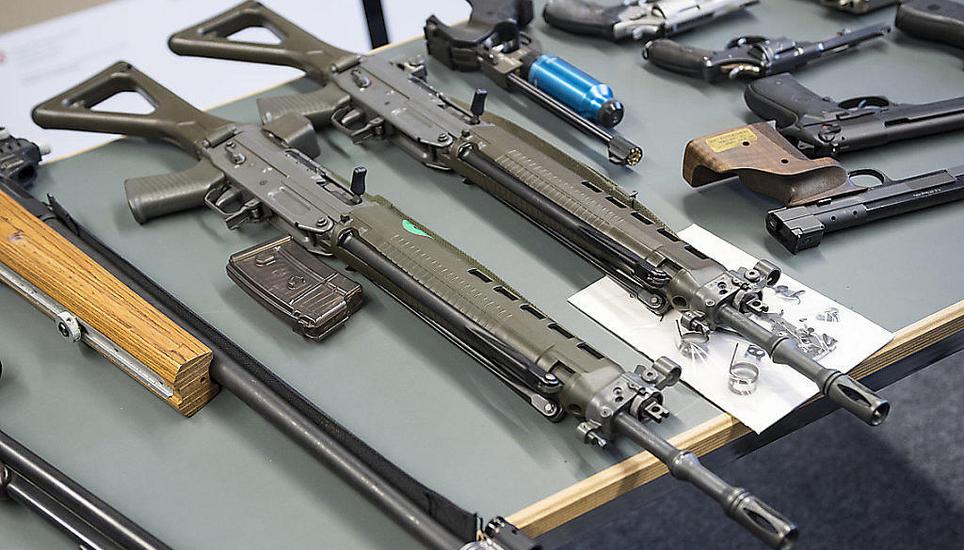 Unter anderem wird heute über eine Verschärfung des Schweizer Waffenrechts abgestimmt. Bild: Key