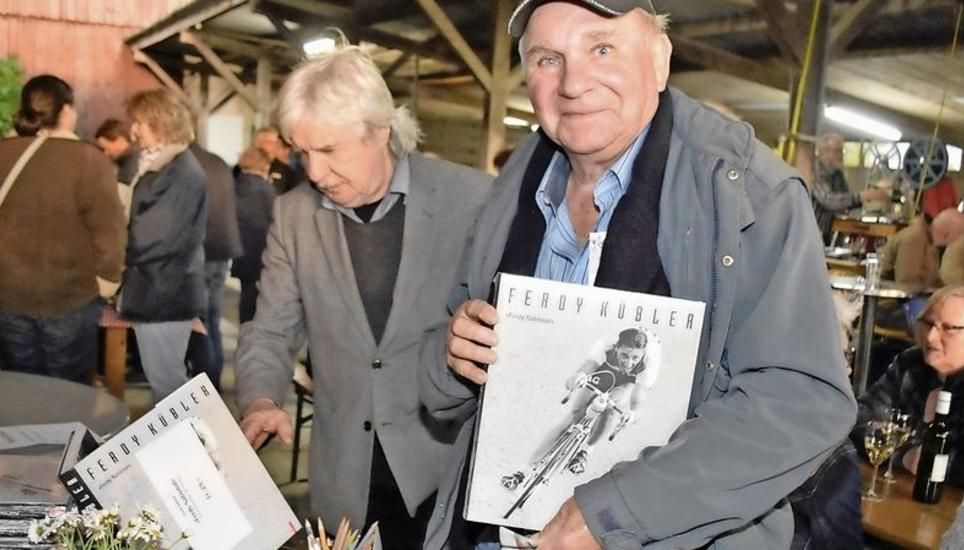 Hans Ruedi Hebeisen aus Oberembrach, Weltmeister im Fliegenfischen, kaufte ein Buch von Ferdy Kübler. Bild: Thomas Güntert