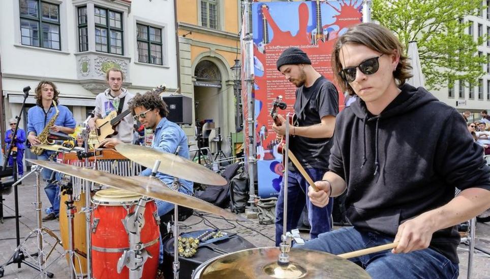 Und zum Schluss wird gemeinsam gejammt. Die Musikstudenten der Hochschule Luzern bringen das Publikum zum Grooven. Bild: Michael Kessler
