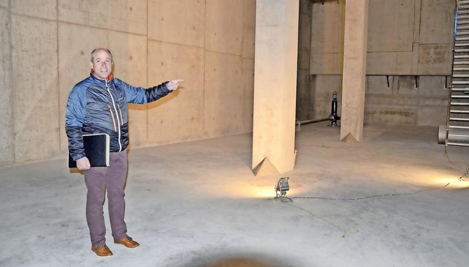 Roman Bader präsentiert das neue Regenüberlaufbecken mit einem Fassungsvermögen von 400 000 Litern. Bilder: Andreas Grossmann