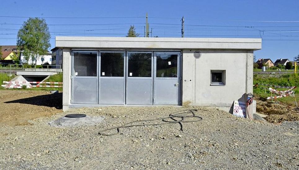 Von aussen sieht man nur ein kleines Häuschen: Direkt beim Bahnhof Unterneuhaus liegt das neue unterirdische Becken.